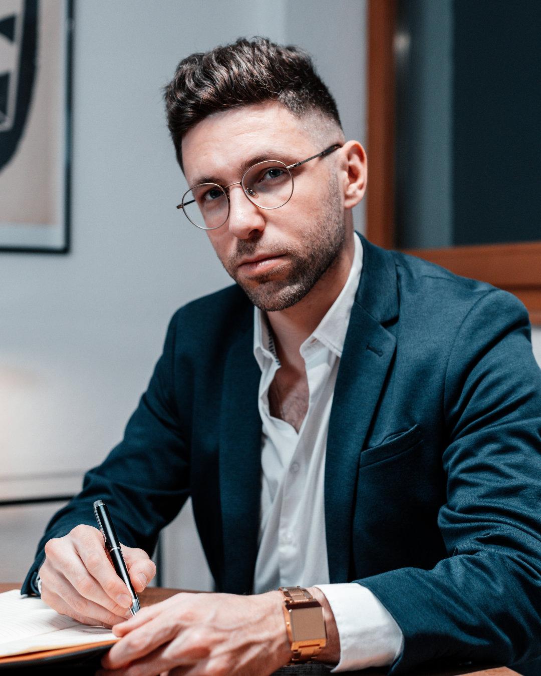 Albert Rossinski beantwortet die häufigsten Fragen von Maklern